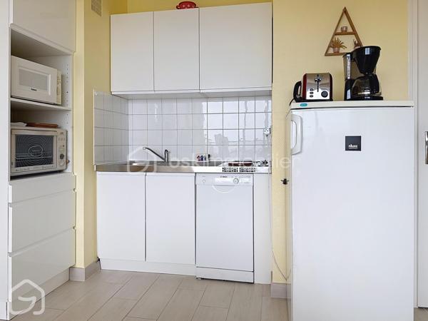La mer en ligne de mire, la plage à quelques pas…

À Saint-Jean-de-Monts, découvrez ce studio de 22,36 m² Carrez situé au 2ᵉ étage d’une résidence du secteur de l’Estacade, avec un véritable atout : un balcon de 7 m² offrant une agréable vue sur l’océan.

Dès l’entrée dans la pièce de vie, la large baie vitrée attire naturellement le regard vers l’extérieur et la mer. Le séjour avec espace cuisine s’ouvre directement sur le balcon, suffisamment généreux pour y installer table et fauteuils et profiter pleinement de cette situation privilégiée.

Vendu entièrement meublé et équipé, le studio a été aménagé pour optimiser chaque mètre carré. Son lit mural intégré à une armoire permet de libérer l’espace de vie dans la journée et de retrouver facilement un véritable couchage le soir. Le coin cuisine est aménagé et équipé ; une entrée avec rangement ainsi qu’une salle d’eau avec WC complètent l’ensemble.

Ici, tout est réuni pour poser ses valises et profiter immédiatement du bord de mer, que ce soit pour les week-ends, les vacances ou dans le cadre d’un projet locatif.

Une situation idéale pour profiter pleinement de Saint-Jean-de-Monts : plage et base nautique à proximité, golf, terrains de tennis, forêt et pistes cyclables… Les activités de plein air sont accessibles facilement, tout comme les commerces, restaurants et animations de la station. À pied ou à vélo, les vacances commencent dès que l’on pose ses valises.
Situé au 2ᵉ étage sans ascenseur, ce studio séduira particulièrement ceux qui recherchent leur refuge au bord de l’océan, un premier achat sur le littoral ou une opportunité d’investissement locatif à Saint-Jean-de-Monts.

22,36 m² Carrez + balcon de 7 m² – vue mer – vendu entièrement meublé et équipé – 2ᵉ étage sans ascenseur – DPE D – GES B – faibles charges de copropriété : 440 € par an (environ 37 € par mois).



Vous souhaitez découvrir la vue depuis le balcon et vous projeter dans ce pied-à-terre à Saint-Jean-de-Monts ? Contactez-moi pour organiser une visite.

Sandrine MATHELIN – BSK Immobilier
06 56 88 64 65
smathelin@bskimmobilier.com
Disponible du lundi au samedi de 8h30 à 20h30.