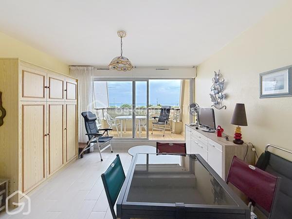 La mer en ligne de mire, la plage à quelques pas…

À Saint-Jean-de-Monts, découvrez ce studio de 22,36 m² Carrez situé au 2ᵉ étage d’une résidence du secteur de l’Estacade, avec un véritable atout : un balcon de 7 m² offrant une agréable vue sur l’océan.

Dès l’entrée dans la pièce de vie, la large baie vitrée attire naturellement le regard vers l’extérieur et la mer. Le séjour avec espace cuisine s’ouvre directement sur le balcon, suffisamment généreux pour y installer table et fauteuils et profiter pleinement de cette situation privilégiée.

Vendu entièrement meublé et équipé, le studio a été aménagé pour optimiser chaque mètre carré. Son lit mural intégré à une armoire permet de libérer l’espace de vie dans la journée et de retrouver facilement un véritable couchage le soir. Le coin cuisine est aménagé et équipé ; une entrée avec rangement ainsi qu’une salle d’eau avec WC complètent l’ensemble.

Ici, tout est réuni pour poser ses valises et profiter immédiatement du bord de mer, que ce soit pour les week-ends, les vacances ou dans le cadre d’un projet locatif.

Une situation idéale pour profiter pleinement de Saint-Jean-de-Monts : plage et base nautique à proximité, golf, terrains de tennis, forêt et pistes cyclables… Les activités de plein air sont accessibles facilement, tout comme les commerces, restaurants et animations de la station. À pied ou à vélo, les vacances commencent dès que l’on pose ses valises.
Situé au 2ᵉ étage sans ascenseur, ce studio séduira particulièrement ceux qui recherchent leur refuge au bord de l’océan, un premier achat sur le littoral ou une opportunité d’investissement locatif à Saint-Jean-de-Monts.

22,36 m² Carrez + balcon de 7 m² – vue mer – vendu entièrement meublé et équipé – 2ᵉ étage sans ascenseur – DPE D – GES B – faibles charges de copropriété : 440 € par an (environ 37 € par mois).



Vous souhaitez découvrir la vue depuis le balcon et vous projeter dans ce pied-à-terre à Saint-Jean-de-Monts ? Contactez-moi pour organiser une visite.

Sandrine MATHELIN – BSK Immobilier
06 56 88 64 65
smathelin@bskimmobilier.com
Disponible du lundi au samedi de 8h30 à 20h30.