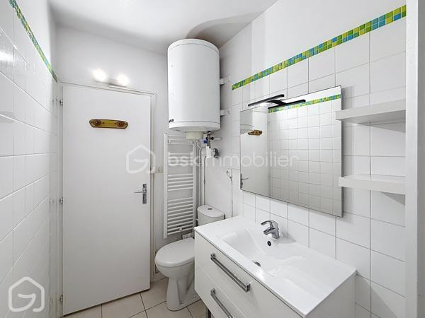 La mer en ligne de mire, la plage à quelques pas…

À Saint-Jean-de-Monts, découvrez ce studio de 22,36 m² Carrez situé au 2ᵉ étage d’une résidence du secteur de l’Estacade, avec un véritable atout : un balcon de 7 m² offrant une agréable vue sur l’océan.

Dès l’entrée dans la pièce de vie, la large baie vitrée attire naturellement le regard vers l’extérieur et la mer. Le séjour avec espace cuisine s’ouvre directement sur le balcon, suffisamment généreux pour y installer table et fauteuils et profiter pleinement de cette situation privilégiée.

Vendu entièrement meublé et équipé, le studio a été aménagé pour optimiser chaque mètre carré. Son lit mural intégré à une armoire permet de libérer l’espace de vie dans la journée et de retrouver facilement un véritable couchage le soir. Le coin cuisine est aménagé et équipé ; une entrée avec rangement ainsi qu’une salle d’eau avec WC complètent l’ensemble.

Ici, tout est réuni pour poser ses valises et profiter immédiatement du bord de mer, que ce soit pour les week-ends, les vacances ou dans le cadre d’un projet locatif.

Une situation idéale pour profiter pleinement de Saint-Jean-de-Monts : plage et base nautique à proximité, golf, terrains de tennis, forêt et pistes cyclables… Les activités de plein air sont accessibles facilement, tout comme les commerces, restaurants et animations de la station. À pied ou à vélo, les vacances commencent dès que l’on pose ses valises.
Situé au 2ᵉ étage sans ascenseur, ce studio séduira particulièrement ceux qui recherchent leur refuge au bord de l’océan, un premier achat sur le littoral ou une opportunité d’investissement locatif à Saint-Jean-de-Monts.

22,36 m² Carrez + balcon de 7 m² – vue mer – vendu entièrement meublé et équipé – 2ᵉ étage sans ascenseur – DPE D – GES B – faibles charges de copropriété : 440 € par an (environ 37 € par mois).



Vous souhaitez découvrir la vue depuis le balcon et vous projeter dans ce pied-à-terre à Saint-Jean-de-Monts ? Contactez-moi pour organiser une visite.

Sandrine MATHELIN – BSK Immobilier
06 56 88 64 65
smathelin@bskimmobilier.com
Disponible du lundi au samedi de 8h30 à 20h30.
