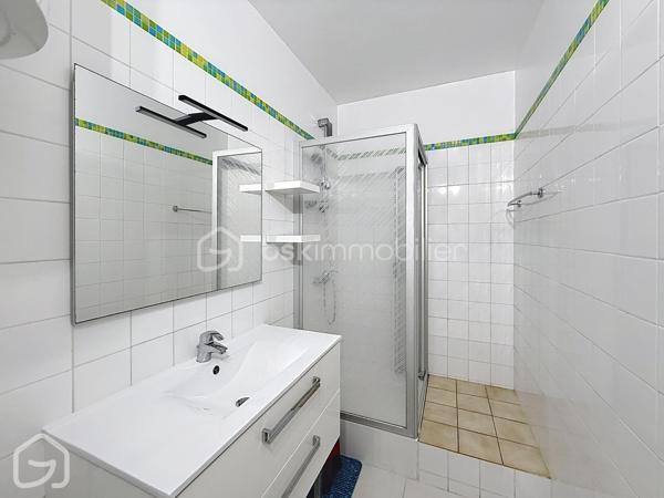 La mer en ligne de mire, la plage à quelques pas…

À Saint-Jean-de-Monts, découvrez ce studio de 22,36 m² Carrez situé au 2ᵉ étage d’une résidence du secteur de l’Estacade, avec un véritable atout : un balcon de 7 m² offrant une agréable vue sur l’océan.

Dès l’entrée dans la pièce de vie, la large baie vitrée attire naturellement le regard vers l’extérieur et la mer. Le séjour avec espace cuisine s’ouvre directement sur le balcon, suffisamment généreux pour y installer table et fauteuils et profiter pleinement de cette situation privilégiée.

Vendu entièrement meublé et équipé, le studio a été aménagé pour optimiser chaque mètre carré. Son lit mural intégré à une armoire permet de libérer l’espace de vie dans la journée et de retrouver facilement un véritable couchage le soir. Le coin cuisine est aménagé et équipé ; une entrée avec rangement ainsi qu’une salle d’eau avec WC complètent l’ensemble.

Ici, tout est réuni pour poser ses valises et profiter immédiatement du bord de mer, que ce soit pour les week-ends, les vacances ou dans le cadre d’un projet locatif.

Une situation idéale pour profiter pleinement de Saint-Jean-de-Monts : plage et base nautique à proximité, golf, terrains de tennis, forêt et pistes cyclables… Les activités de plein air sont accessibles facilement, tout comme les commerces, restaurants et animations de la station. À pied ou à vélo, les vacances commencent dès que l’on pose ses valises.
Situé au 2ᵉ étage sans ascenseur, ce studio séduira particulièrement ceux qui recherchent leur refuge au bord de l’océan, un premier achat sur le littoral ou une opportunité d’investissement locatif à Saint-Jean-de-Monts.

22,36 m² Carrez + balcon de 7 m² – vue mer – vendu entièrement meublé et équipé – 2ᵉ étage sans ascenseur – DPE D – GES B – faibles charges de copropriété : 440 € par an (environ 37 € par mois).



Vous souhaitez découvrir la vue depuis le balcon et vous projeter dans ce pied-à-terre à Saint-Jean-de-Monts ? Contactez-moi pour organiser une visite.

Sandrine MATHELIN – BSK Immobilier
06 56 88 64 65
smathelin@bskimmobilier.com
Disponible du lundi au samedi de 8h30 à 20h30.