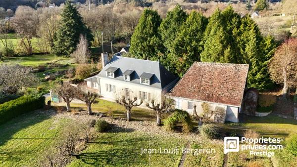 Propriété de charme .Maison bourgeoise en tuffeau, dépendance XVII, parc paysager