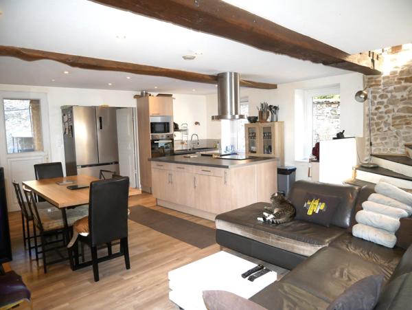 Maison de ville en pierre 7 pièces – 122 m² habitables – Cessieu