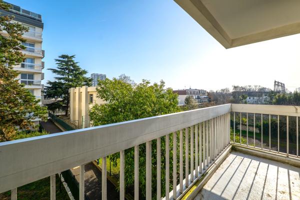 5 pièces 105 m² - double balcon - parking - cave