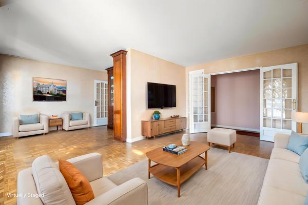 5 pièces 105 m² - double balcon - parking - cave