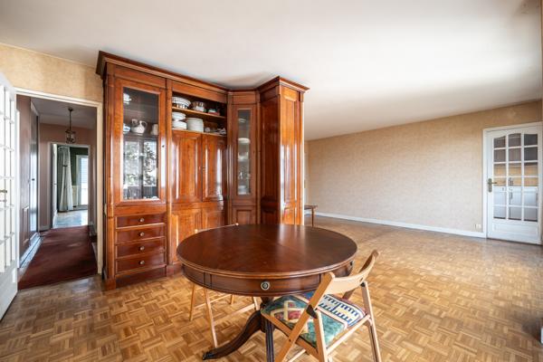 5 pièces 105 m² - double balcon - parking - cave