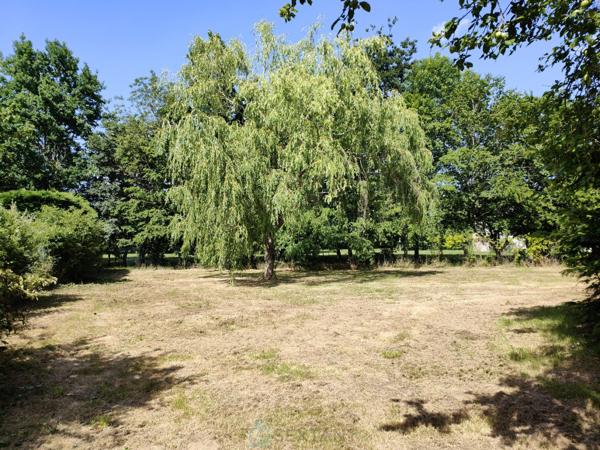 À saisir rapidement – En plein centre de Fondettes, maison familiale de 4 chambres sur un grand terrain