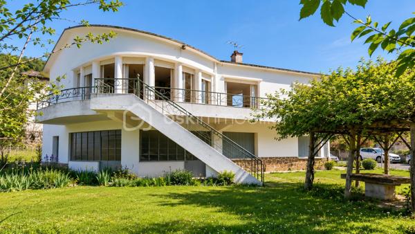 Située à Saint-Pons-de-Thomières, à proximité des commerces et des commodités, cette villa quatre faces offre de beaux volumes, une belle luminosité et un terrain agréable d’environ 935 m². Elle est situées sur l'axe principale.

La maison développe une surface au sol d’environ 179 m² et se compose de deux habitations distinctes, offrant de nombreuses possibilités d’aménagement : projet familial, habitation principale avec logement indépendant ou investissement. 
Habitation principale – environ 128 m²

Elle se compose notamment de :

un séjour lumineux de 30,41 m²,
une cuisine de 13,42 m²,
plusieurs chambres dont 11,84 m² et 15,12 m²,
un hall et dégagements spacieux,
une salle télé de 8,95 m²,
rangements et WC,
une véranda de 4,83 m².

Appartement indépendant – environ 83 m²

Situé au niveau inférieur, il comprend :
une cuisine de 14,51 m²,
un salon,
deux chambres
une salle d’eau et des toilettes,
un atelier avec voûte ancienne de 11,58 m².

Dépendances et extérieurs
ATELIER sous la maison d’environ 35 m²,
de plusieurs espaces techniques,
une terrasse,
un jardin d’environ 935 m², agréable et exploitable avec des arbres fruitiers et un BÉAL pour arroser.

Équipements:
Maison reliée au tout-à-l’égout
Chaudière au fioul en bon état de fonctionnement, entretenue chaque année.
Maison habitable immédiatement, les travaux pouvant être réalisés progressivement selon les projets.

Travaux à prévoir:
Des travaux d’amélioration sont à envisager, notamment :
réfection complète de la toiture,
reprise de l’étanchéité de la terrasse,
mise aux normes de l’électricité,
remplacement de certaines huisseries,
modernisation générale du bien afin de le remettre au goût du jour.

👉 Des devis pour la toiture et l’étanchéité de la terrasse ont déjà été réalisés et pourront être communiqués aux acquéreurs.

Ce bien offre un fort potentiel grâce à ses volumes, son terrain et la présence de deux logements, idéal pour un projet familial ou un investissement.

📊 DPE: F