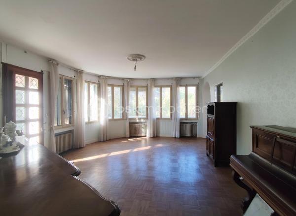 Située à Saint-Pons-de-Thomières, à proximité des commerces et des commodités, cette villa quatre faces offre de beaux volumes, une belle luminosité et un terrain agréable d’environ 935 m². Elle est situées sur l'axe principale.

La maison développe une surface au sol d’environ 179 m² et se compose de deux habitations distinctes, offrant de nombreuses possibilités d’aménagement : projet familial, habitation principale avec logement indépendant ou investissement. 
Habitation principale – environ 128 m²

Elle se compose notamment de :

un séjour lumineux de 30,41 m²,
une cuisine de 13,42 m²,
plusieurs chambres dont 11,84 m² et 15,12 m²,
un hall et dégagements spacieux,
une salle télé de 8,95 m²,
rangements et WC,
une véranda de 4,83 m².

Appartement indépendant – environ 83 m²

Situé au niveau inférieur, il comprend :
une cuisine de 14,51 m²,
un salon,
deux chambres
une salle d’eau et des toilettes,
un atelier avec voûte ancienne de 11,58 m².

Dépendances et extérieurs
ATELIER sous la maison d’environ 35 m²,
de plusieurs espaces techniques,
une terrasse,
un jardin d’environ 935 m², agréable et exploitable avec des arbres fruitiers et un BÉAL pour arroser.

Équipements:
Maison reliée au tout-à-l’égout
Chaudière au fioul en bon état de fonctionnement, entretenue chaque année.
Maison habitable immédiatement, les travaux pouvant être réalisés progressivement selon les projets.

Travaux à prévoir:
Des travaux d’amélioration sont à envisager, notamment :
réfection complète de la toiture,
reprise de l’étanchéité de la terrasse,
mise aux normes de l’électricité,
remplacement de certaines huisseries,
modernisation générale du bien afin de le remettre au goût du jour.

👉 Des devis pour la toiture et l’étanchéité de la terrasse ont déjà été réalisés et pourront être communiqués aux acquéreurs.

Ce bien offre un fort potentiel grâce à ses volumes, son terrain et la présence de deux logements, idéal pour un projet familial ou un investissement.

📊 DPE: F