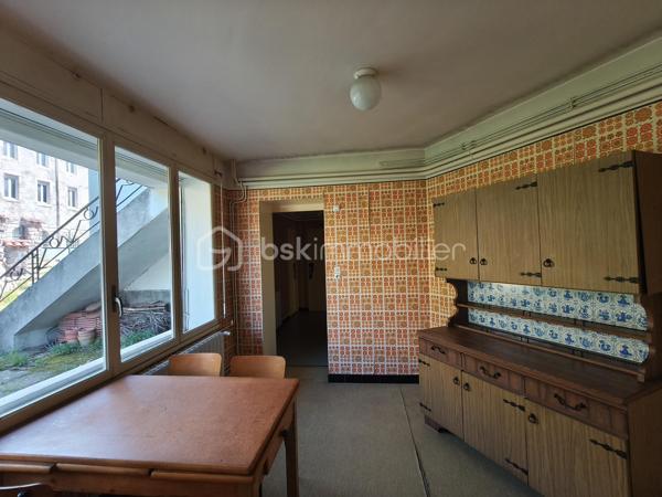 Située à Saint-Pons-de-Thomières, à proximité des commerces et des commodités, cette villa quatre faces offre de beaux volumes, une belle luminosité et un terrain agréable d’environ 935 m². Elle est situées sur l'axe principale.

La maison développe une surface au sol d’environ 179 m² et se compose de deux habitations distinctes, offrant de nombreuses possibilités d’aménagement : projet familial, habitation principale avec logement indépendant ou investissement. 
Habitation principale – environ 128 m²

Elle se compose notamment de :

un séjour lumineux de 30,41 m²,
une cuisine de 13,42 m²,
plusieurs chambres dont 11,84 m² et 15,12 m²,
un hall et dégagements spacieux,
une salle télé de 8,95 m²,
rangements et WC,
une véranda de 4,83 m².

Appartement indépendant – environ 83 m²

Situé au niveau inférieur, il comprend :
une cuisine de 14,51 m²,
un salon,
deux chambres
une salle d’eau et des toilettes,
un atelier avec voûte ancienne de 11,58 m².

Dépendances et extérieurs
ATELIER sous la maison d’environ 35 m²,
de plusieurs espaces techniques,
une terrasse,
un jardin d’environ 935 m², agréable et exploitable avec des arbres fruitiers et un BÉAL pour arroser.

Équipements:
Maison reliée au tout-à-l’égout
Chaudière au fioul en bon état de fonctionnement, entretenue chaque année.
Maison habitable immédiatement, les travaux pouvant être réalisés progressivement selon les projets.

Travaux à prévoir:
Des travaux d’amélioration sont à envisager, notamment :
réfection complète de la toiture,
reprise de l’étanchéité de la terrasse,
mise aux normes de l’électricité,
remplacement de certaines huisseries,
modernisation générale du bien afin de le remettre au goût du jour.

👉 Des devis pour la toiture et l’étanchéité de la terrasse ont déjà été réalisés et pourront être communiqués aux acquéreurs.

Ce bien offre un fort potentiel grâce à ses volumes, son terrain et la présence de deux logements, idéal pour un projet familial ou un investissement.

📊 DPE: F