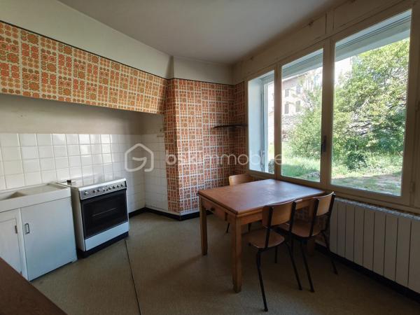Située à Saint-Pons-de-Thomières, à proximité des commerces et des commodités, cette villa quatre faces offre de beaux volumes, une belle luminosité et un terrain agréable d’environ 935 m². Elle est situées sur l'axe principale.

La maison développe une surface au sol d’environ 179 m² et se compose de deux habitations distinctes, offrant de nombreuses possibilités d’aménagement : projet familial, habitation principale avec logement indépendant ou investissement. 
Habitation principale – environ 128 m²

Elle se compose notamment de :

un séjour lumineux de 30,41 m²,
une cuisine de 13,42 m²,
plusieurs chambres dont 11,84 m² et 15,12 m²,
un hall et dégagements spacieux,
une salle télé de 8,95 m²,
rangements et WC,
une véranda de 4,83 m².

Appartement indépendant – environ 83 m²

Situé au niveau inférieur, il comprend :
une cuisine de 14,51 m²,
un salon,
deux chambres
une salle d’eau et des toilettes,
un atelier avec voûte ancienne de 11,58 m².

Dépendances et extérieurs
ATELIER sous la maison d’environ 35 m²,
de plusieurs espaces techniques,
une terrasse,
un jardin d’environ 935 m², agréable et exploitable avec des arbres fruitiers et un BÉAL pour arroser.

Équipements:
Maison reliée au tout-à-l’égout
Chaudière au fioul en bon état de fonctionnement, entretenue chaque année.
Maison habitable immédiatement, les travaux pouvant être réalisés progressivement selon les projets.

Travaux à prévoir:
Des travaux d’amélioration sont à envisager, notamment :
réfection complète de la toiture,
reprise de l’étanchéité de la terrasse,
mise aux normes de l’électricité,
remplacement de certaines huisseries,
modernisation générale du bien afin de le remettre au goût du jour.

👉 Des devis pour la toiture et l’étanchéité de la terrasse ont déjà été réalisés et pourront être communiqués aux acquéreurs.

Ce bien offre un fort potentiel grâce à ses volumes, son terrain et la présence de deux logements, idéal pour un projet familial ou un investissement.

📊 DPE: F