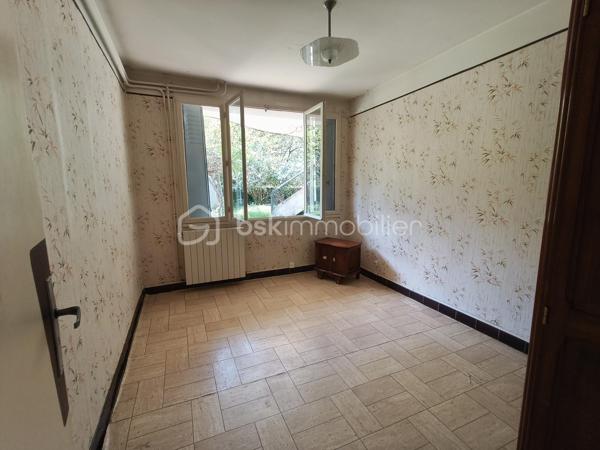 Située à Saint-Pons-de-Thomières, à proximité des commerces et des commodités, cette villa quatre faces offre de beaux volumes, une belle luminosité et un terrain agréable d’environ 935 m². Elle est situées sur l'axe principale.

La maison développe une surface au sol d’environ 179 m² et se compose de deux habitations distinctes, offrant de nombreuses possibilités d’aménagement : projet familial, habitation principale avec logement indépendant ou investissement. 
Habitation principale – environ 128 m²

Elle se compose notamment de :

un séjour lumineux de 30,41 m²,
une cuisine de 13,42 m²,
plusieurs chambres dont 11,84 m² et 15,12 m²,
un hall et dégagements spacieux,
une salle télé de 8,95 m²,
rangements et WC,
une véranda de 4,83 m².

Appartement indépendant – environ 83 m²

Situé au niveau inférieur, il comprend :
une cuisine de 14,51 m²,
un salon,
deux chambres
une salle d’eau et des toilettes,
un atelier avec voûte ancienne de 11,58 m².

Dépendances et extérieurs
ATELIER sous la maison d’environ 35 m²,
de plusieurs espaces techniques,
une terrasse,
un jardin d’environ 935 m², agréable et exploitable avec des arbres fruitiers et un BÉAL pour arroser.

Équipements:
Maison reliée au tout-à-l’égout
Chaudière au fioul en bon état de fonctionnement, entretenue chaque année.
Maison habitable immédiatement, les travaux pouvant être réalisés progressivement selon les projets.

Travaux à prévoir:
Des travaux d’amélioration sont à envisager, notamment :
réfection complète de la toiture,
reprise de l’étanchéité de la terrasse,
mise aux normes de l’électricité,
remplacement de certaines huisseries,
modernisation générale du bien afin de le remettre au goût du jour.

👉 Des devis pour la toiture et l’étanchéité de la terrasse ont déjà été réalisés et pourront être communiqués aux acquéreurs.

Ce bien offre un fort potentiel grâce à ses volumes, son terrain et la présence de deux logements, idéal pour un projet familial ou un investissement.

📊 DPE: F