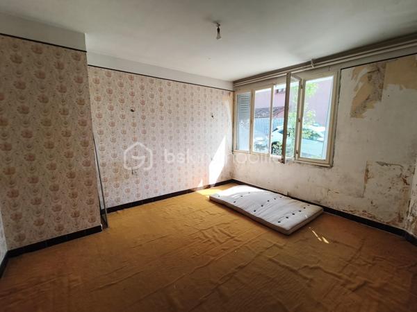 Située à Saint-Pons-de-Thomières, à proximité des commerces et des commodités, cette villa quatre faces offre de beaux volumes, une belle luminosité et un terrain agréable d’environ 935 m². Elle est situées sur l'axe principale.

La maison développe une surface au sol d’environ 179 m² et se compose de deux habitations distinctes, offrant de nombreuses possibilités d’aménagement : projet familial, habitation principale avec logement indépendant ou investissement. 
Habitation principale – environ 128 m²

Elle se compose notamment de :

un séjour lumineux de 30,41 m²,
une cuisine de 13,42 m²,
plusieurs chambres dont 11,84 m² et 15,12 m²,
un hall et dégagements spacieux,
une salle télé de 8,95 m²,
rangements et WC,
une véranda de 4,83 m².

Appartement indépendant – environ 83 m²

Situé au niveau inférieur, il comprend :
une cuisine de 14,51 m²,
un salon,
deux chambres
une salle d’eau et des toilettes,
un atelier avec voûte ancienne de 11,58 m².

Dépendances et extérieurs
ATELIER sous la maison d’environ 35 m²,
de plusieurs espaces techniques,
une terrasse,
un jardin d’environ 935 m², agréable et exploitable avec des arbres fruitiers et un BÉAL pour arroser.

Équipements:
Maison reliée au tout-à-l’égout
Chaudière au fioul en bon état de fonctionnement, entretenue chaque année.
Maison habitable immédiatement, les travaux pouvant être réalisés progressivement selon les projets.

Travaux à prévoir:
Des travaux d’amélioration sont à envisager, notamment :
réfection complète de la toiture,
reprise de l’étanchéité de la terrasse,
mise aux normes de l’électricité,
remplacement de certaines huisseries,
modernisation générale du bien afin de le remettre au goût du jour.

👉 Des devis pour la toiture et l’étanchéité de la terrasse ont déjà été réalisés et pourront être communiqués aux acquéreurs.

Ce bien offre un fort potentiel grâce à ses volumes, son terrain et la présence de deux logements, idéal pour un projet familial ou un investissement.

📊 DPE: F