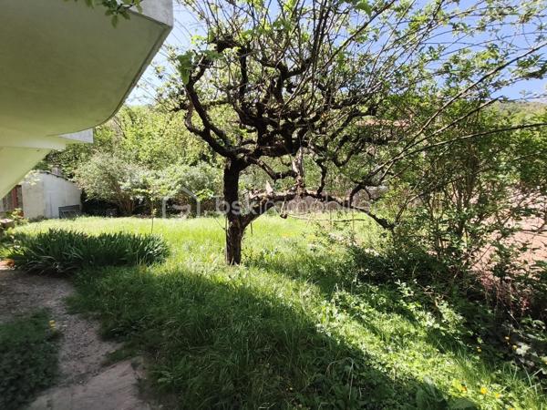 Située à Saint-Pons-de-Thomières, à proximité des commerces et des commodités, cette villa quatre faces offre de beaux volumes, une belle luminosité et un terrain agréable d’environ 935 m². Elle est situées sur l'axe principale.

La maison développe une surface au sol d’environ 179 m² et se compose de deux habitations distinctes, offrant de nombreuses possibilités d’aménagement : projet familial, habitation principale avec logement indépendant ou investissement. 
Habitation principale – environ 128 m²

Elle se compose notamment de :

un séjour lumineux de 30,41 m²,
une cuisine de 13,42 m²,
plusieurs chambres dont 11,84 m² et 15,12 m²,
un hall et dégagements spacieux,
une salle télé de 8,95 m²,
rangements et WC,
une véranda de 4,83 m².

Appartement indépendant – environ 83 m²

Situé au niveau inférieur, il comprend :
une cuisine de 14,51 m²,
un salon,
deux chambres
une salle d’eau et des toilettes,
un atelier avec voûte ancienne de 11,58 m².

Dépendances et extérieurs
ATELIER sous la maison d’environ 35 m²,
de plusieurs espaces techniques,
une terrasse,
un jardin d’environ 935 m², agréable et exploitable avec des arbres fruitiers et un BÉAL pour arroser.

Équipements:
Maison reliée au tout-à-l’égout
Chaudière au fioul en bon état de fonctionnement, entretenue chaque année.
Maison habitable immédiatement, les travaux pouvant être réalisés progressivement selon les projets.

Travaux à prévoir:
Des travaux d’amélioration sont à envisager, notamment :
réfection complète de la toiture,
reprise de l’étanchéité de la terrasse,
mise aux normes de l’électricité,
remplacement de certaines huisseries,
modernisation générale du bien afin de le remettre au goût du jour.

👉 Des devis pour la toiture et l’étanchéité de la terrasse ont déjà été réalisés et pourront être communiqués aux acquéreurs.

Ce bien offre un fort potentiel grâce à ses volumes, son terrain et la présence de deux logements, idéal pour un projet familial ou un investissement.

📊 DPE: F