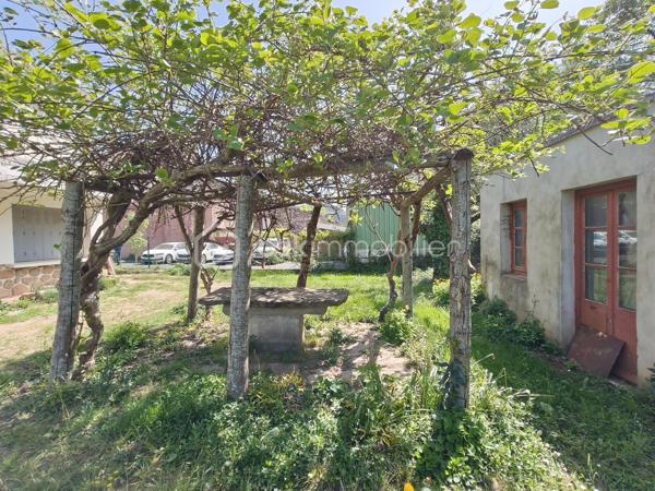 Située à Saint-Pons-de-Thomières, à proximité des commerces et des commodités, cette villa quatre faces offre de beaux volumes, une belle luminosité et un terrain agréable d’environ 935 m². Elle est situées sur l'axe principale.

La maison développe une surface au sol d’environ 179 m² et se compose de deux habitations distinctes, offrant de nombreuses possibilités d’aménagement : projet familial, habitation principale avec logement indépendant ou investissement. 
Habitation principale – environ 128 m²

Elle se compose notamment de :

un séjour lumineux de 30,41 m²,
une cuisine de 13,42 m²,
plusieurs chambres dont 11,84 m² et 15,12 m²,
un hall et dégagements spacieux,
une salle télé de 8,95 m²,
rangements et WC,
une véranda de 4,83 m².

Appartement indépendant – environ 83 m²

Situé au niveau inférieur, il comprend :
une cuisine de 14,51 m²,
un salon,
deux chambres
une salle d’eau et des toilettes,
un atelier avec voûte ancienne de 11,58 m².

Dépendances et extérieurs
ATELIER sous la maison d’environ 35 m²,
de plusieurs espaces techniques,
une terrasse,
un jardin d’environ 935 m², agréable et exploitable avec des arbres fruitiers et un BÉAL pour arroser.

Équipements:
Maison reliée au tout-à-l’égout
Chaudière au fioul en bon état de fonctionnement, entretenue chaque année.
Maison habitable immédiatement, les travaux pouvant être réalisés progressivement selon les projets.

Travaux à prévoir:
Des travaux d’amélioration sont à envisager, notamment :
réfection complète de la toiture,
reprise de l’étanchéité de la terrasse,
mise aux normes de l’électricité,
remplacement de certaines huisseries,
modernisation générale du bien afin de le remettre au goût du jour.

👉 Des devis pour la toiture et l’étanchéité de la terrasse ont déjà été réalisés et pourront être communiqués aux acquéreurs.

Ce bien offre un fort potentiel grâce à ses volumes, son terrain et la présence de deux logements, idéal pour un projet familial ou un investissement.

📊 DPE: F