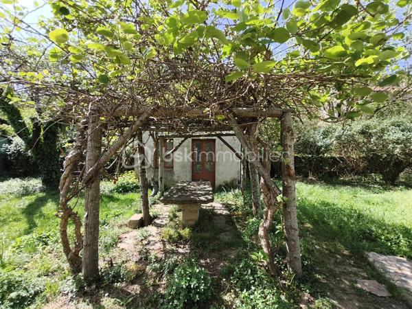 Située à Saint-Pons-de-Thomières, à proximité des commerces et des commodités, cette villa quatre faces offre de beaux volumes, une belle luminosité et un terrain agréable d’environ 935 m². Elle est situées sur l'axe principale.

La maison développe une surface au sol d’environ 179 m² et se compose de deux habitations distinctes, offrant de nombreuses possibilités d’aménagement : projet familial, habitation principale avec logement indépendant ou investissement. 
Habitation principale – environ 128 m²

Elle se compose notamment de :

un séjour lumineux de 30,41 m²,
une cuisine de 13,42 m²,
plusieurs chambres dont 11,84 m² et 15,12 m²,
un hall et dégagements spacieux,
une salle télé de 8,95 m²,
rangements et WC,
une véranda de 4,83 m².

Appartement indépendant – environ 83 m²

Situé au niveau inférieur, il comprend :
une cuisine de 14,51 m²,
un salon,
deux chambres
une salle d’eau et des toilettes,
un atelier avec voûte ancienne de 11,58 m².

Dépendances et extérieurs
ATELIER sous la maison d’environ 35 m²,
de plusieurs espaces techniques,
une terrasse,
un jardin d’environ 935 m², agréable et exploitable avec des arbres fruitiers et un BÉAL pour arroser.

Équipements:
Maison reliée au tout-à-l’égout
Chaudière au fioul en bon état de fonctionnement, entretenue chaque année.
Maison habitable immédiatement, les travaux pouvant être réalisés progressivement selon les projets.

Travaux à prévoir:
Des travaux d’amélioration sont à envisager, notamment :
réfection complète de la toiture,
reprise de l’étanchéité de la terrasse,
mise aux normes de l’électricité,
remplacement de certaines huisseries,
modernisation générale du bien afin de le remettre au goût du jour.

👉 Des devis pour la toiture et l’étanchéité de la terrasse ont déjà été réalisés et pourront être communiqués aux acquéreurs.

Ce bien offre un fort potentiel grâce à ses volumes, son terrain et la présence de deux logements, idéal pour un projet familial ou un investissement.

📊 DPE: F