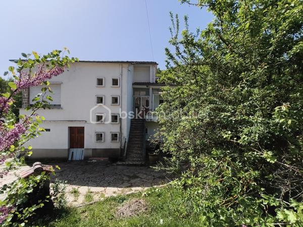 Située à Saint-Pons-de-Thomières, à proximité des commerces et des commodités, cette villa quatre faces offre de beaux volumes, une belle luminosité et un terrain agréable d’environ 935 m². Elle est situées sur l'axe principale.

La maison développe une surface au sol d’environ 179 m² et se compose de deux habitations distinctes, offrant de nombreuses possibilités d’aménagement : projet familial, habitation principale avec logement indépendant ou investissement. 
Habitation principale – environ 128 m²

Elle se compose notamment de :

un séjour lumineux de 30,41 m²,
une cuisine de 13,42 m²,
plusieurs chambres dont 11,84 m² et 15,12 m²,
un hall et dégagements spacieux,
une salle télé de 8,95 m²,
rangements et WC,
une véranda de 4,83 m².

Appartement indépendant – environ 83 m²

Situé au niveau inférieur, il comprend :
une cuisine de 14,51 m²,
un salon,
deux chambres
une salle d’eau et des toilettes,
un atelier avec voûte ancienne de 11,58 m².

Dépendances et extérieurs
ATELIER sous la maison d’environ 35 m²,
de plusieurs espaces techniques,
une terrasse,
un jardin d’environ 935 m², agréable et exploitable avec des arbres fruitiers et un BÉAL pour arroser.

Équipements:
Maison reliée au tout-à-l’égout
Chaudière au fioul en bon état de fonctionnement, entretenue chaque année.
Maison habitable immédiatement, les travaux pouvant être réalisés progressivement selon les projets.

Travaux à prévoir:
Des travaux d’amélioration sont à envisager, notamment :
réfection complète de la toiture,
reprise de l’étanchéité de la terrasse,
mise aux normes de l’électricité,
remplacement de certaines huisseries,
modernisation générale du bien afin de le remettre au goût du jour.

👉 Des devis pour la toiture et l’étanchéité de la terrasse ont déjà été réalisés et pourront être communiqués aux acquéreurs.

Ce bien offre un fort potentiel grâce à ses volumes, son terrain et la présence de deux logements, idéal pour un projet familial ou un investissement.

📊 DPE: F