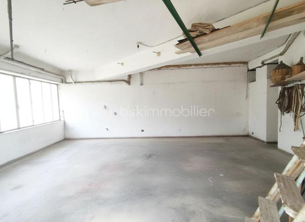 Située à Saint-Pons-de-Thomières, à proximité des commerces et des commodités, cette villa quatre faces offre de beaux volumes, une belle luminosité et un terrain agréable d’environ 935 m². Elle est situées sur l'axe principale.

La maison développe une surface au sol d’environ 179 m² et se compose de deux habitations distinctes, offrant de nombreuses possibilités d’aménagement : projet familial, habitation principale avec logement indépendant ou investissement. 
Habitation principale – environ 128 m²

Elle se compose notamment de :

un séjour lumineux de 30,41 m²,
une cuisine de 13,42 m²,
plusieurs chambres dont 11,84 m² et 15,12 m²,
un hall et dégagements spacieux,
une salle télé de 8,95 m²,
rangements et WC,
une véranda de 4,83 m².

Appartement indépendant – environ 83 m²

Situé au niveau inférieur, il comprend :
une cuisine de 14,51 m²,
un salon,
deux chambres
une salle d’eau et des toilettes,
un atelier avec voûte ancienne de 11,58 m².

Dépendances et extérieurs
ATELIER sous la maison d’environ 35 m²,
de plusieurs espaces techniques,
une terrasse,
un jardin d’environ 935 m², agréable et exploitable avec des arbres fruitiers et un BÉAL pour arroser.

Équipements:
Maison reliée au tout-à-l’égout
Chaudière au fioul en bon état de fonctionnement, entretenue chaque année.
Maison habitable immédiatement, les travaux pouvant être réalisés progressivement selon les projets.

Travaux à prévoir:
Des travaux d’amélioration sont à envisager, notamment :
réfection complète de la toiture,
reprise de l’étanchéité de la terrasse,
mise aux normes de l’électricité,
remplacement de certaines huisseries,
modernisation générale du bien afin de le remettre au goût du jour.

👉 Des devis pour la toiture et l’étanchéité de la terrasse ont déjà été réalisés et pourront être communiqués aux acquéreurs.

Ce bien offre un fort potentiel grâce à ses volumes, son terrain et la présence de deux logements, idéal pour un projet familial ou un investissement.

📊 DPE: F