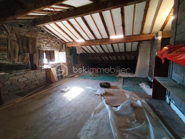 Située à Saint-Pons-de-Thomières, à proximité des commerces et des commodités, cette villa quatre faces offre de beaux volumes, une belle luminosité et un terrain agréable d’environ 935 m². Elle est situées sur l'axe principale.

La maison développe une surface au sol d’environ 179 m² et se compose de deux habitations distinctes, offrant de nombreuses possibilités d’aménagement : projet familial, habitation principale avec logement indépendant ou investissement. 
Habitation principale – environ 128 m²

Elle se compose notamment de :

un séjour lumineux de 30,41 m²,
une cuisine de 13,42 m²,
plusieurs chambres dont 11,84 m² et 15,12 m²,
un hall et dégagements spacieux,
une salle télé de 8,95 m²,
rangements et WC,
une véranda de 4,83 m².

Appartement indépendant – environ 83 m²

Situé au niveau inférieur, il comprend :
une cuisine de 14,51 m²,
un salon,
deux chambres
une salle d’eau et des toilettes,
un atelier avec voûte ancienne de 11,58 m².

Dépendances et extérieurs
ATELIER sous la maison d’environ 35 m²,
de plusieurs espaces techniques,
une terrasse,
un jardin d’environ 935 m², agréable et exploitable avec des arbres fruitiers et un BÉAL pour arroser.

Équipements:
Maison reliée au tout-à-l’égout
Chaudière au fioul en bon état de fonctionnement, entretenue chaque année.
Maison habitable immédiatement, les travaux pouvant être réalisés progressivement selon les projets.

Travaux à prévoir:
Des travaux d’amélioration sont à envisager, notamment :
réfection complète de la toiture,
reprise de l’étanchéité de la terrasse,
mise aux normes de l’électricité,
remplacement de certaines huisseries,
modernisation générale du bien afin de le remettre au goût du jour.

👉 Des devis pour la toiture et l’étanchéité de la terrasse ont déjà été réalisés et pourront être communiqués aux acquéreurs.

Ce bien offre un fort potentiel grâce à ses volumes, son terrain et la présence de deux logements, idéal pour un projet familial ou un investissement.

📊 DPE: F