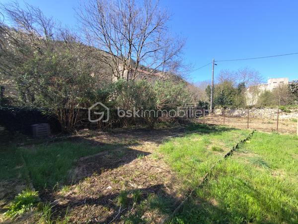 Située à Saint-Pons-de-Thomières, à proximité des commerces et des commodités, cette villa quatre faces offre de beaux volumes, une belle luminosité et un terrain agréable d’environ 935 m². Elle est situées sur l'axe principale.

La maison développe une surface au sol d’environ 179 m² et se compose de deux habitations distinctes, offrant de nombreuses possibilités d’aménagement : projet familial, habitation principale avec logement indépendant ou investissement. 
Habitation principale – environ 128 m²

Elle se compose notamment de :

un séjour lumineux de 30,41 m²,
une cuisine de 13,42 m²,
plusieurs chambres dont 11,84 m² et 15,12 m²,
un hall et dégagements spacieux,
une salle télé de 8,95 m²,
rangements et WC,
une véranda de 4,83 m².

Appartement indépendant – environ 83 m²

Situé au niveau inférieur, il comprend :
une cuisine de 14,51 m²,
un salon,
deux chambres
une salle d’eau et des toilettes,
un atelier avec voûte ancienne de 11,58 m².

Dépendances et extérieurs
ATELIER sous la maison d’environ 35 m²,
de plusieurs espaces techniques,
une terrasse,
un jardin d’environ 935 m², agréable et exploitable avec des arbres fruitiers et un BÉAL pour arroser.

Équipements:
Maison reliée au tout-à-l’égout
Chaudière au fioul en bon état de fonctionnement, entretenue chaque année.
Maison habitable immédiatement, les travaux pouvant être réalisés progressivement selon les projets.

Travaux à prévoir:
Des travaux d’amélioration sont à envisager, notamment :
réfection complète de la toiture,
reprise de l’étanchéité de la terrasse,
mise aux normes de l’électricité,
remplacement de certaines huisseries,
modernisation générale du bien afin de le remettre au goût du jour.

👉 Des devis pour la toiture et l’étanchéité de la terrasse ont déjà été réalisés et pourront être communiqués aux acquéreurs.

Ce bien offre un fort potentiel grâce à ses volumes, son terrain et la présence de deux logements, idéal pour un projet familial ou un investissement.

📊 DPE: F