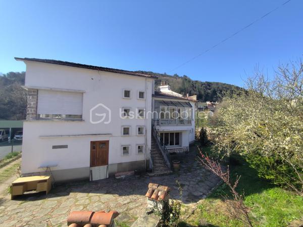 Située à Saint-Pons-de-Thomières, à proximité des commerces et des commodités, cette villa quatre faces offre de beaux volumes, une belle luminosité et un terrain agréable d’environ 935 m². Elle est situées sur l'axe principale.

La maison développe une surface au sol d’environ 179 m² et se compose de deux habitations distinctes, offrant de nombreuses possibilités d’aménagement : projet familial, habitation principale avec logement indépendant ou investissement. 
Habitation principale – environ 128 m²

Elle se compose notamment de :

un séjour lumineux de 30,41 m²,
une cuisine de 13,42 m²,
plusieurs chambres dont 11,84 m² et 15,12 m²,
un hall et dégagements spacieux,
une salle télé de 8,95 m²,
rangements et WC,
une véranda de 4,83 m².

Appartement indépendant – environ 83 m²

Situé au niveau inférieur, il comprend :
une cuisine de 14,51 m²,
un salon,
deux chambres
une salle d’eau et des toilettes,
un atelier avec voûte ancienne de 11,58 m².

Dépendances et extérieurs
ATELIER sous la maison d’environ 35 m²,
de plusieurs espaces techniques,
une terrasse,
un jardin d’environ 935 m², agréable et exploitable avec des arbres fruitiers et un BÉAL pour arroser.

Équipements:
Maison reliée au tout-à-l’égout
Chaudière au fioul en bon état de fonctionnement, entretenue chaque année.
Maison habitable immédiatement, les travaux pouvant être réalisés progressivement selon les projets.

Travaux à prévoir:
Des travaux d’amélioration sont à envisager, notamment :
réfection complète de la toiture,
reprise de l’étanchéité de la terrasse,
mise aux normes de l’électricité,
remplacement de certaines huisseries,
modernisation générale du bien afin de le remettre au goût du jour.

👉 Des devis pour la toiture et l’étanchéité de la terrasse ont déjà été réalisés et pourront être communiqués aux acquéreurs.

Ce bien offre un fort potentiel grâce à ses volumes, son terrain et la présence de deux logements, idéal pour un projet familial ou un investissement.

📊 DPE: F