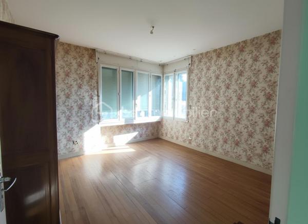 Située à Saint-Pons-de-Thomières, à proximité des commerces et des commodités, cette villa quatre faces offre de beaux volumes, une belle luminosité et un terrain agréable d’environ 935 m². Elle est situées sur l'axe principale.

La maison développe une surface au sol d’environ 179 m² et se compose de deux habitations distinctes, offrant de nombreuses possibilités d’aménagement : projet familial, habitation principale avec logement indépendant ou investissement. 
Habitation principale – environ 128 m²

Elle se compose notamment de :

un séjour lumineux de 30,41 m²,
une cuisine de 13,42 m²,
plusieurs chambres dont 11,84 m² et 15,12 m²,
un hall et dégagements spacieux,
une salle télé de 8,95 m²,
rangements et WC,
une véranda de 4,83 m².

Appartement indépendant – environ 83 m²

Situé au niveau inférieur, il comprend :
une cuisine de 14,51 m²,
un salon,
deux chambres
une salle d’eau et des toilettes,
un atelier avec voûte ancienne de 11,58 m².

Dépendances et extérieurs
ATELIER sous la maison d’environ 35 m²,
de plusieurs espaces techniques,
une terrasse,
un jardin d’environ 935 m², agréable et exploitable avec des arbres fruitiers et un BÉAL pour arroser.

Équipements:
Maison reliée au tout-à-l’égout
Chaudière au fioul en bon état de fonctionnement, entretenue chaque année.
Maison habitable immédiatement, les travaux pouvant être réalisés progressivement selon les projets.

Travaux à prévoir:
Des travaux d’amélioration sont à envisager, notamment :
réfection complète de la toiture,
reprise de l’étanchéité de la terrasse,
mise aux normes de l’électricité,
remplacement de certaines huisseries,
modernisation générale du bien afin de le remettre au goût du jour.

👉 Des devis pour la toiture et l’étanchéité de la terrasse ont déjà été réalisés et pourront être communiqués aux acquéreurs.

Ce bien offre un fort potentiel grâce à ses volumes, son terrain et la présence de deux logements, idéal pour un projet familial ou un investissement.

📊 DPE: F