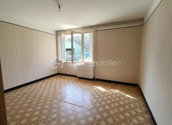 Située à Saint-Pons-de-Thomières, à proximité des commerces et des commodités, cette villa quatre faces offre de beaux volumes, une belle luminosité et un terrain agréable d’environ 935 m². Elle est situées sur l'axe principale.

La maison développe une surface au sol d’environ 179 m² et se compose de deux habitations distinctes, offrant de nombreuses possibilités d’aménagement : projet familial, habitation principale avec logement indépendant ou investissement. 
Habitation principale – environ 128 m²

Elle se compose notamment de :

un séjour lumineux de 30,41 m²,
une cuisine de 13,42 m²,
plusieurs chambres dont 11,84 m² et 15,12 m²,
un hall et dégagements spacieux,
une salle télé de 8,95 m²,
rangements et WC,
une véranda de 4,83 m².

Appartement indépendant – environ 83 m²

Situé au niveau inférieur, il comprend :
une cuisine de 14,51 m²,
un salon,
deux chambres
une salle d’eau et des toilettes,
un atelier avec voûte ancienne de 11,58 m².

Dépendances et extérieurs
ATELIER sous la maison d’environ 35 m²,
de plusieurs espaces techniques,
une terrasse,
un jardin d’environ 935 m², agréable et exploitable avec des arbres fruitiers et un BÉAL pour arroser.

Équipements:
Maison reliée au tout-à-l’égout
Chaudière au fioul en bon état de fonctionnement, entretenue chaque année.
Maison habitable immédiatement, les travaux pouvant être réalisés progressivement selon les projets.

Travaux à prévoir:
Des travaux d’amélioration sont à envisager, notamment :
réfection complète de la toiture,
reprise de l’étanchéité de la terrasse,
mise aux normes de l’électricité,
remplacement de certaines huisseries,
modernisation générale du bien afin de le remettre au goût du jour.

👉 Des devis pour la toiture et l’étanchéité de la terrasse ont déjà été réalisés et pourront être communiqués aux acquéreurs.

Ce bien offre un fort potentiel grâce à ses volumes, son terrain et la présence de deux logements, idéal pour un projet familial ou un investissement.

📊 DPE: F