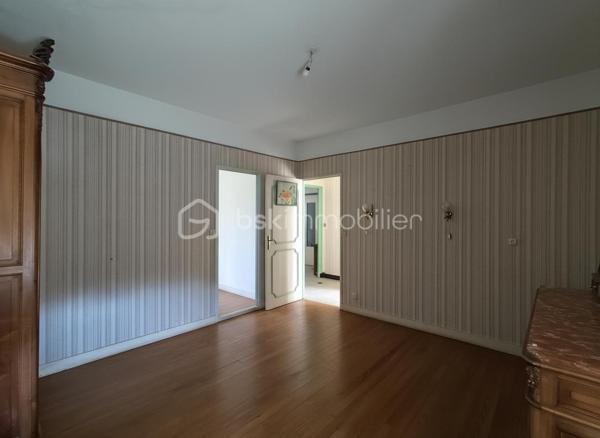 Située à Saint-Pons-de-Thomières, à proximité des commerces et des commodités, cette villa quatre faces offre de beaux volumes, une belle luminosité et un terrain agréable d’environ 935 m². Elle est situées sur l'axe principale.

La maison développe une surface au sol d’environ 179 m² et se compose de deux habitations distinctes, offrant de nombreuses possibilités d’aménagement : projet familial, habitation principale avec logement indépendant ou investissement. 
Habitation principale – environ 128 m²

Elle se compose notamment de :

un séjour lumineux de 30,41 m²,
une cuisine de 13,42 m²,
plusieurs chambres dont 11,84 m² et 15,12 m²,
un hall et dégagements spacieux,
une salle télé de 8,95 m²,
rangements et WC,
une véranda de 4,83 m².

Appartement indépendant – environ 83 m²

Situé au niveau inférieur, il comprend :
une cuisine de 14,51 m²,
un salon,
deux chambres
une salle d’eau et des toilettes,
un atelier avec voûte ancienne de 11,58 m².

Dépendances et extérieurs
ATELIER sous la maison d’environ 35 m²,
de plusieurs espaces techniques,
une terrasse,
un jardin d’environ 935 m², agréable et exploitable avec des arbres fruitiers et un BÉAL pour arroser.

Équipements:
Maison reliée au tout-à-l’égout
Chaudière au fioul en bon état de fonctionnement, entretenue chaque année.
Maison habitable immédiatement, les travaux pouvant être réalisés progressivement selon les projets.

Travaux à prévoir:
Des travaux d’amélioration sont à envisager, notamment :
réfection complète de la toiture,
reprise de l’étanchéité de la terrasse,
mise aux normes de l’électricité,
remplacement de certaines huisseries,
modernisation générale du bien afin de le remettre au goût du jour.

👉 Des devis pour la toiture et l’étanchéité de la terrasse ont déjà été réalisés et pourront être communiqués aux acquéreurs.

Ce bien offre un fort potentiel grâce à ses volumes, son terrain et la présence de deux logements, idéal pour un projet familial ou un investissement.

📊 DPE: F