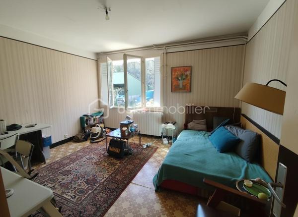Située à Saint-Pons-de-Thomières, à proximité des commerces et des commodités, cette villa quatre faces offre de beaux volumes, une belle luminosité et un terrain agréable d’environ 935 m². Elle est situées sur l'axe principale.

La maison développe une surface au sol d’environ 179 m² et se compose de deux habitations distinctes, offrant de nombreuses possibilités d’aménagement : projet familial, habitation principale avec logement indépendant ou investissement. 
Habitation principale – environ 128 m²

Elle se compose notamment de :

un séjour lumineux de 30,41 m²,
une cuisine de 13,42 m²,
plusieurs chambres dont 11,84 m² et 15,12 m²,
un hall et dégagements spacieux,
une salle télé de 8,95 m²,
rangements et WC,
une véranda de 4,83 m².

Appartement indépendant – environ 83 m²

Situé au niveau inférieur, il comprend :
une cuisine de 14,51 m²,
un salon,
deux chambres
une salle d’eau et des toilettes,
un atelier avec voûte ancienne de 11,58 m².

Dépendances et extérieurs
ATELIER sous la maison d’environ 35 m²,
de plusieurs espaces techniques,
une terrasse,
un jardin d’environ 935 m², agréable et exploitable avec des arbres fruitiers et un BÉAL pour arroser.

Équipements:
Maison reliée au tout-à-l’égout
Chaudière au fioul en bon état de fonctionnement, entretenue chaque année.
Maison habitable immédiatement, les travaux pouvant être réalisés progressivement selon les projets.

Travaux à prévoir:
Des travaux d’amélioration sont à envisager, notamment :
réfection complète de la toiture,
reprise de l’étanchéité de la terrasse,
mise aux normes de l’électricité,
remplacement de certaines huisseries,
modernisation générale du bien afin de le remettre au goût du jour.

👉 Des devis pour la toiture et l’étanchéité de la terrasse ont déjà été réalisés et pourront être communiqués aux acquéreurs.

Ce bien offre un fort potentiel grâce à ses volumes, son terrain et la présence de deux logements, idéal pour un projet familial ou un investissement.

📊 DPE: F