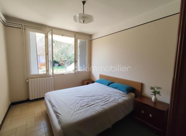 Située à Saint-Pons-de-Thomières, à proximité des commerces et des commodités, cette villa quatre faces offre de beaux volumes, une belle luminosité et un terrain agréable d’environ 935 m². Elle est situées sur l'axe principale.

La maison développe une surface au sol d’environ 179 m² et se compose de deux habitations distinctes, offrant de nombreuses possibilités d’aménagement : projet familial, habitation principale avec logement indépendant ou investissement. 
Habitation principale – environ 128 m²

Elle se compose notamment de :

un séjour lumineux de 30,41 m²,
une cuisine de 13,42 m²,
plusieurs chambres dont 11,84 m² et 15,12 m²,
un hall et dégagements spacieux,
une salle télé de 8,95 m²,
rangements et WC,
une véranda de 4,83 m².

Appartement indépendant – environ 83 m²

Situé au niveau inférieur, il comprend :
une cuisine de 14,51 m²,
un salon,
deux chambres
une salle d’eau et des toilettes,
un atelier avec voûte ancienne de 11,58 m².

Dépendances et extérieurs
ATELIER sous la maison d’environ 35 m²,
de plusieurs espaces techniques,
une terrasse,
un jardin d’environ 935 m², agréable et exploitable avec des arbres fruitiers et un BÉAL pour arroser.

Équipements:
Maison reliée au tout-à-l’égout
Chaudière au fioul en bon état de fonctionnement, entretenue chaque année.
Maison habitable immédiatement, les travaux pouvant être réalisés progressivement selon les projets.

Travaux à prévoir:
Des travaux d’amélioration sont à envisager, notamment :
réfection complète de la toiture,
reprise de l’étanchéité de la terrasse,
mise aux normes de l’électricité,
remplacement de certaines huisseries,
modernisation générale du bien afin de le remettre au goût du jour.

👉 Des devis pour la toiture et l’étanchéité de la terrasse ont déjà été réalisés et pourront être communiqués aux acquéreurs.

Ce bien offre un fort potentiel grâce à ses volumes, son terrain et la présence de deux logements, idéal pour un projet familial ou un investissement.

📊 DPE: F