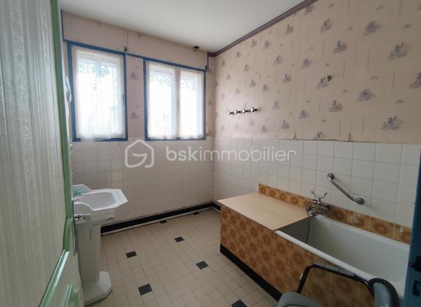 Située à Saint-Pons-de-Thomières, à proximité des commerces et des commodités, cette villa quatre faces offre de beaux volumes, une belle luminosité et un terrain agréable d’environ 935 m². Elle est situées sur l'axe principale.

La maison développe une surface au sol d’environ 179 m² et se compose de deux habitations distinctes, offrant de nombreuses possibilités d’aménagement : projet familial, habitation principale avec logement indépendant ou investissement. 
Habitation principale – environ 128 m²

Elle se compose notamment de :

un séjour lumineux de 30,41 m²,
une cuisine de 13,42 m²,
plusieurs chambres dont 11,84 m² et 15,12 m²,
un hall et dégagements spacieux,
une salle télé de 8,95 m²,
rangements et WC,
une véranda de 4,83 m².

Appartement indépendant – environ 83 m²

Situé au niveau inférieur, il comprend :
une cuisine de 14,51 m²,
un salon,
deux chambres
une salle d’eau et des toilettes,
un atelier avec voûte ancienne de 11,58 m².

Dépendances et extérieurs
ATELIER sous la maison d’environ 35 m²,
de plusieurs espaces techniques,
une terrasse,
un jardin d’environ 935 m², agréable et exploitable avec des arbres fruitiers et un BÉAL pour arroser.

Équipements:
Maison reliée au tout-à-l’égout
Chaudière au fioul en bon état de fonctionnement, entretenue chaque année.
Maison habitable immédiatement, les travaux pouvant être réalisés progressivement selon les projets.

Travaux à prévoir:
Des travaux d’amélioration sont à envisager, notamment :
réfection complète de la toiture,
reprise de l’étanchéité de la terrasse,
mise aux normes de l’électricité,
remplacement de certaines huisseries,
modernisation générale du bien afin de le remettre au goût du jour.

👉 Des devis pour la toiture et l’étanchéité de la terrasse ont déjà été réalisés et pourront être communiqués aux acquéreurs.

Ce bien offre un fort potentiel grâce à ses volumes, son terrain et la présence de deux logements, idéal pour un projet familial ou un investissement.

📊 DPE: F