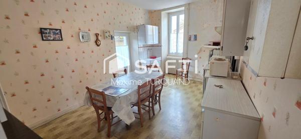 Maison d'habitation à rénover 110m², 3 chambres 730m² de terrain + dépendances.