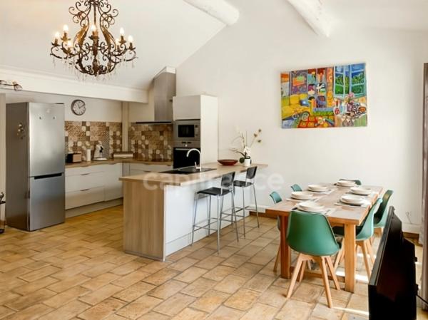 GARD (30) AIGUES-MORTES (30200) à vendre Immeuble mixte de 280 m 2, 1 local commercial 115 m 2 et 3 appartements.