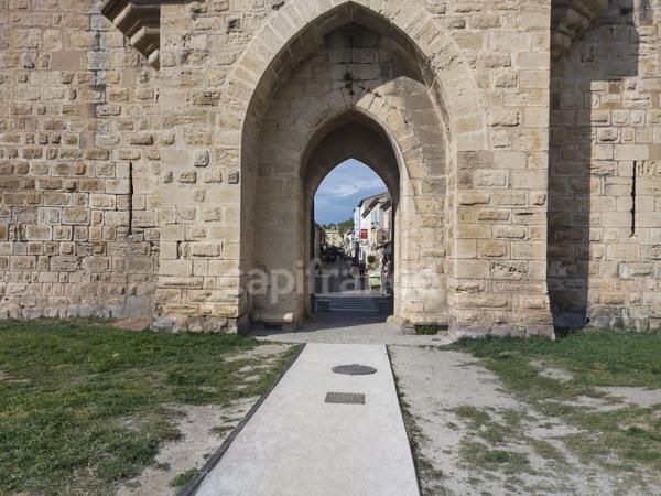 GARD (30) AIGUES-MORTES (30200) à vendre Immeuble mixte de 280 m 2, 1 local commercial 115 m 2 et 3 appartements.