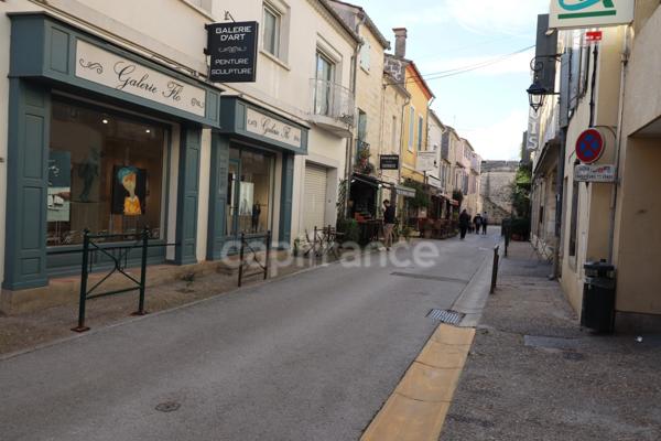 GARD (30) AIGUES-MORTES (30200) à vendre Immeuble mixte de 280 m 2, 1 local commercial 115 m 2 et 3 appartements.