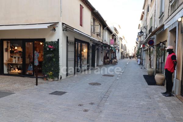GARD (30) AIGUES-MORTES (30200) à vendre Immeuble mixte de 280 m 2, 1 local commercial 115 m 2 et 3 appartements.
