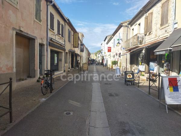 GARD (30) AIGUES-MORTES (30200) à vendre Immeuble mixte de 280 m 2, 1 local commercial 115 m 2 et 3 appartements.