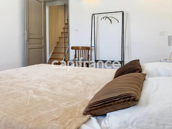 GARD (30) AIGUES-MORTES (30200) à vendre Immeuble mixte de 280 m 2, 1 local commercial 115 m 2 et 3 appartements.