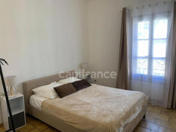 GARD (30) AIGUES-MORTES (30200) à vendre Immeuble mixte de 280 m 2, 1 local commercial 115 m 2 et 3 appartements.