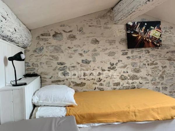 GARD (30) AIGUES-MORTES (30200) à vendre Immeuble mixte de 280 m 2, 1 local commercial 115 m 2 et 3 appartements.