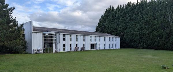 Locaux professionnels avec terrain situé à 67150 Nordhouse, dans le Grand Ried du prestigieux bassin d'Alsace.