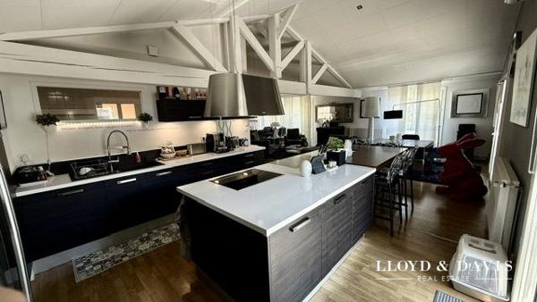 Appartement de standing , garage, et terrasse sans vis a vis.