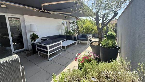 Appartement de standing , garage, et terrasse sans vis a vis.