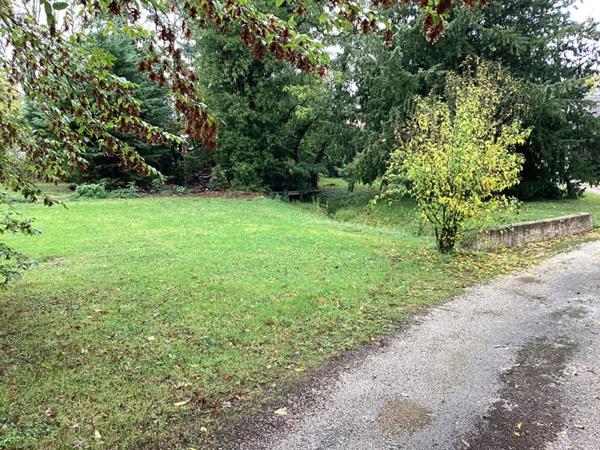 Terrain viabilisé environ 1580 m2 vraiment exceptionnel á St Loup de Varennes près de Chalon Sur Saône