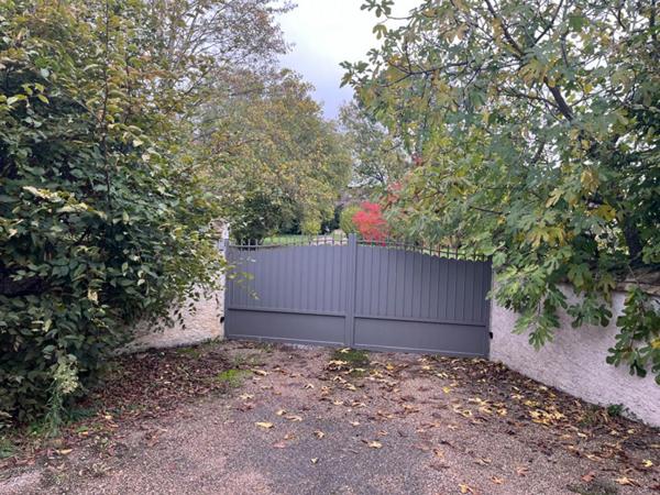 Terrain viabilisé environ 1580 m2 vraiment exceptionnel á St Loup de Varennes près de Chalon Sur Saône