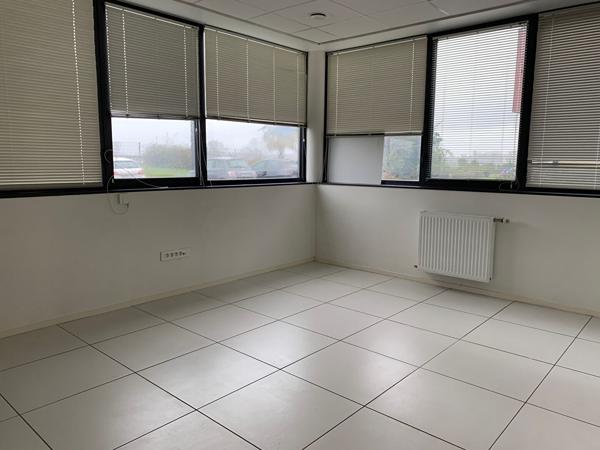 A LOUER BUREAUX  BORD RN 12 -LAMBALLE 22400