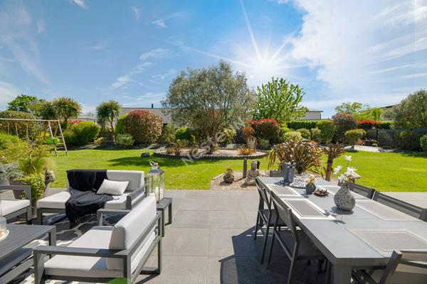 EXCLUSIVITÉ, Villa contemporaine de plain-pied de 173 m² habitable près de RENNES, 77 m² de pièce de vie, 4 chambres, volumes exceptionnels, jardin +1000 m² sans vis-à-vis, à proximité de RENNES