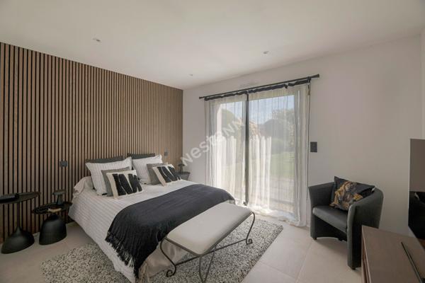 EXCLUSIVITÉ, Villa contemporaine de plain-pied de 173 m² habitable près de RENNES, 77 m² de pièce de vie, 4 chambres, volumes exceptionnels, jardin +1000 m² sans vis-à-vis, à proximité de RENNES