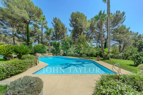 Mougins, superbe néo provençale dans un domaine fermé