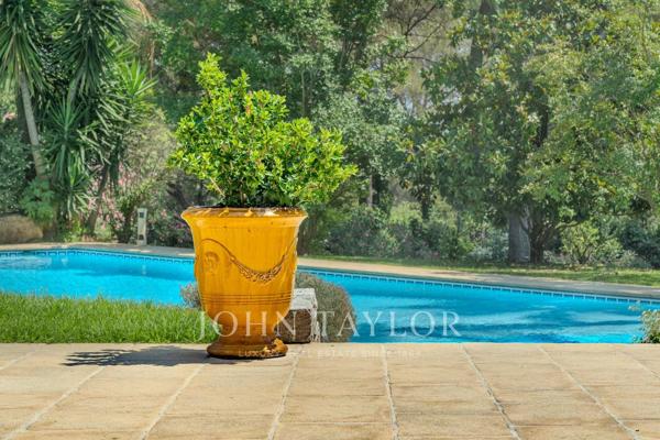 Mougins, superbe néo provençale dans un domaine fermé