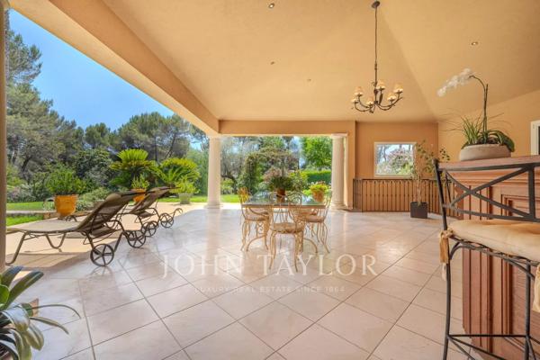 Mougins, superbe néo provençale dans un domaine fermé